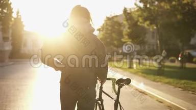 在<strong>城市</strong>道路上骑自行车的女人。 女自行车骑手在<strong>城市街道</strong>上<strong>行走</strong>。 特写概述镜头